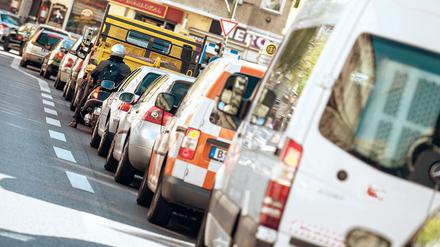 ARCHIV - Autos stehen am 15.04.2014 in Berlin vor einer Ampel an der Silbersteinstraße. In der Straße im Stadtteil Neukölln ist die Feinstaubbelastung im Stadtgebiet am höchsten. Einige Autoabgase schädigen die Gesundheit, andere das Klima oder die Natur.  Foto: Paul Zinken/dpa (zu dpa "Diese Stoffe kommen aus dem Auspuff - Gefahren und Grenzwerte" vom 23.10.2015) +++(c) dpa - Bildfunk+++