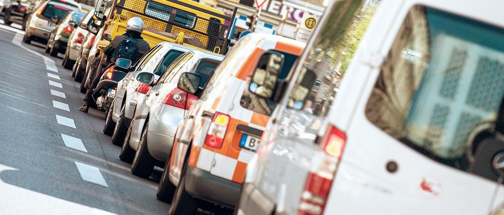 ARCHIV - Autos stehen am 15.04.2014 in Berlin vor einer Ampel an der Silbersteinstraße. In der Straße im Stadtteil Neukölln ist die Feinstaubbelastung im Stadtgebiet am höchsten. Einige Autoabgase schädigen die Gesundheit, andere das Klima oder die Natur.  Foto: Paul Zinken/dpa (zu dpa "Diese Stoffe kommen aus dem Auspuff - Gefahren und Grenzwerte" vom 23.10.2015) +++(c) dpa - Bildfunk+++