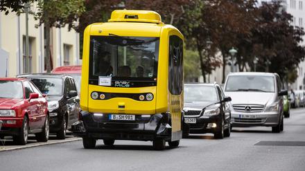 ARCHIV - 16.08.2019, Berlin: Der erste hochautomatisierte, autonom fahrende Kleinbus im öffentlichen Straßenverkehr Berlins fährt bei einem Pressetermin zu seiner Jungfernfahrt auf der zuvor vermessenen und erlernten Route in Berlin-Tegel. Der Einsatz selbstfahrender E-Busse in Tegel wird sich aufgrund der Coronakrise verschieben. Ursprünglich sollten drei Busse im Rahmen des Forschungsprojekts «Shuttles & Co» schon im Sommer autonom auf der Straße sein (zu dpa «Autonome E-Busse in Tegel erst Ende des Jahres»). Foto: Christoph Soeder/dpa +++ dpa-Bildfunk +++ | Verwendung weltweit
