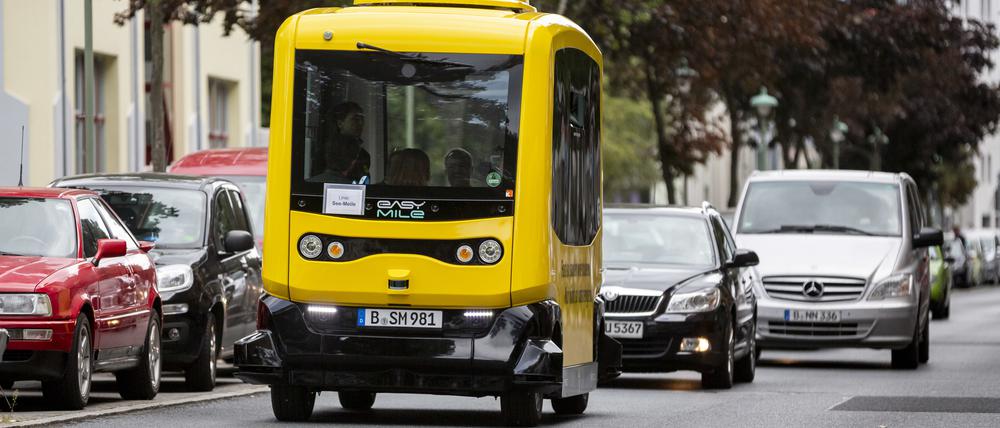ARCHIV - 16.08.2019, Berlin: Der erste hochautomatisierte, autonom fahrende Kleinbus im öffentlichen Straßenverkehr Berlins fährt bei einem Pressetermin zu seiner Jungfernfahrt auf der zuvor vermessenen und erlernten Route in Berlin-Tegel. Der Einsatz selbstfahrender E-Busse in Tegel wird sich aufgrund der Coronakrise verschieben. Ursprünglich sollten drei Busse im Rahmen des Forschungsprojekts «Shuttles & Co» schon im Sommer autonom auf der Straße sein (zu dpa «Autonome E-Busse in Tegel erst Ende des Jahres»). Foto: Christoph Soeder/dpa +++ dpa-Bildfunk +++ | Verwendung weltweit