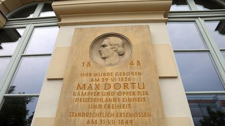 Gedenkveranstaltung zum 170. Todestag von Max Dortu am ehemaligen Geburthaus. Gedenktafel am Geburtshaus Dortus.