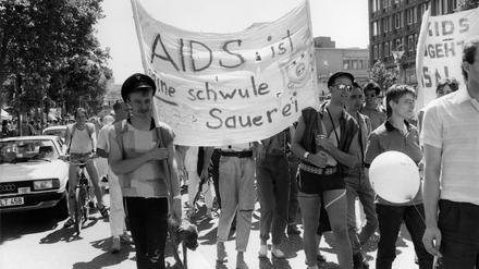 Auf dieser Aufnahme vom Christopher Street Day 1986 in Berlin macht das nicht sichtbare „K“ den entscheidenden Unterschied. Auch die Forschung tat sich mit Buchstaben schwer, bevor man sich auf die stigmafreien A,I,D und S einigte.