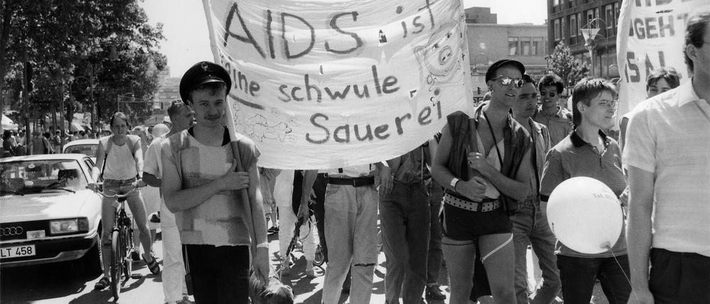 Auf dieser Aufnahme vom Christopher Street Day 1986 in Berlin macht das nicht sichtbare „K“ den entscheidenden Unterschied. Auch die Forschung tat sich mit Buchstaben schwer, bevor man sich auf die stigmafreien A,I,D und S einigte.