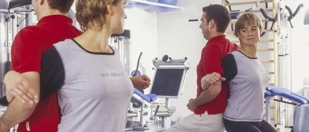 Stabil werden. Patienten lernen, wie sie ihre Rückenschmerzen beeinflussen können: Die Antworten liegen in der Stabilisierung, Haltung und Bewegung des Körpers. Dazu zeigen die Therapeuten den Patienten, wie sie möglichst gut ihre rückenstabilisierende Muskulatur trainieren können. Denn trainierte Muskeln verbessern die Haltung.