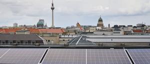 Solaranlage Solaranlagen der Berliner Stadtwerke auf Dach der Grundschule am Brandenburger Tor in der Wilhelmstraße