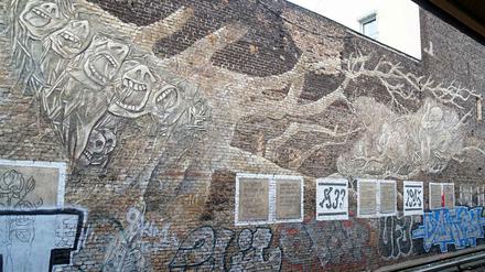 Das Kunstwerk mit Zitaten von Günther Grass und Bertolt Brecht erinnert an die deutschen Schicksalsjahre während des Nationalsozialismus. 