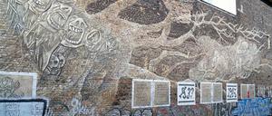 Das Kunstwerk mit Zitaten von Günther Grass und Bertolt Brecht erinnert an die deutschen Schicksalsjahre während des Nationalsozialismus.