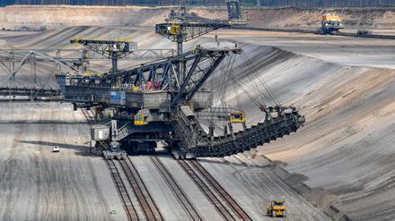 Ein Eimerkettenbagger steht im Braunkohletagebau Jänschwalde der Lausitz Energie Bergbau AG (LEAG). (Archivbild)