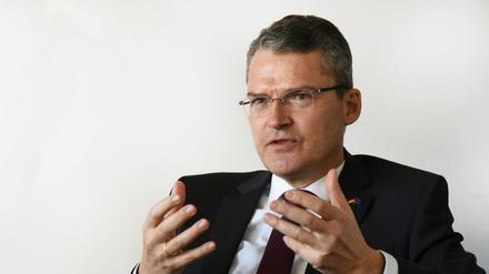 Roderich Kiesewetter kritisiert Scholz und Merkel. 