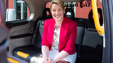 Franziska Giffey, SPD-Spitzenkandidatin für die Abgeordnetenhauswahl in Berlin, sitzt bei einem Besuch des Taxi Zentrums Berlin in einem hybriden London-Taxi. 