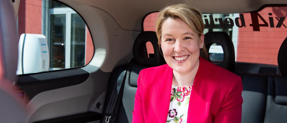 Franziska Giffey, SPD-Spitzenkandidatin für die Abgeordnetenhauswahl in Berlin, sitzt bei einem Besuch des Taxi Zentrums Berlin in einem hybriden London-Taxi.