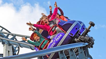 Europapark – ein Zug der Hochgeschwindigkeitsachterbahn Euromir saust mit Tempo 80 im Sturzflug in die Tiefe. 