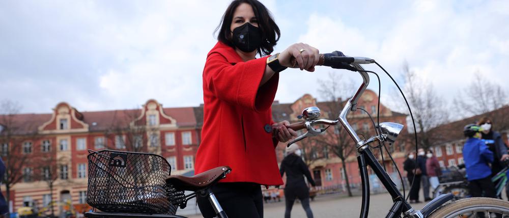 Annalena Baerbock mit Fahrrad in Potsdam