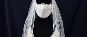 Die Mund-Nasen-Maske für die Braut. Das Werk der Schneiderin Friederike Jorzig soll Ausstellungsstück zum Thema Corona im Bezirksmuseum Tempelhof-Schöneberg werden.