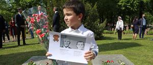Gedenken am 8.Mai zum Tag des Kriegsendes auf dem Sowjietischen Ehrenfriedhof in Potsdam. Der 5-jähride David mit einem Bild seiner Urgroßeltern.