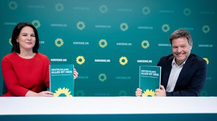 Annalena Baerbock (l.), Bundesvorsitzende von Bündnis 90/Die Grünen, und Robert Habeck, Bundesvorsitzender von Bündnis 90/Die Grünen, stellen den Entwurf des Grünen-Wahlprogramms für die Bundestagswahl vor. Über das Wahlprogramm stimmt der Parteitag im Juni ab. +++ dpa-Bildfunk +++