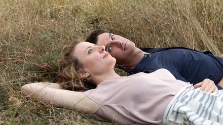 Ein Roboter als Geliebter. Maren Eggert als Alma und Dan Stevens als Tom.