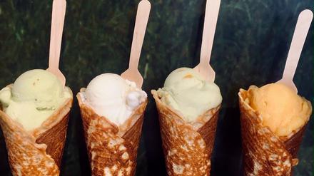 Ausgefallen: Die Sorten Aperol/Blutorange, frische Kiwi, Ziegenkäse/Feige/Walnuss und Avocado/Physalis (v.r.n.l.) gibt es bei Yeay Ice Cream.