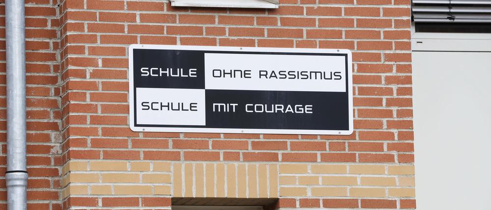 Das Schild an der Wand der Friedrich-Wilhelm-von-Steuben Gesamtschule in Potsdam. Die Schule wurde 2009 Teil des Netzwerks. 