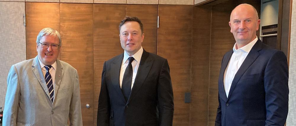 Elon Musk (M.), Dietmar Woidke und Jörg Steinbach (l.) nach einem Treffen in Berlin. 