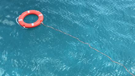 Damit der Urlaub nicht ins Wasser fällt: Einige Versicherungen gehören ins Reisegepäck.