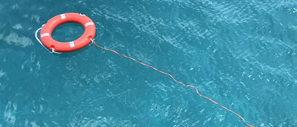 Damit der Urlaub nicht ins Wasser fällt: Einige Versicherungen gehören ins Reisegepäck.