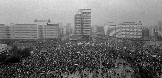 Symbolträchtig war der Alexanderplatz dann wieder am 4. November 1989: Nahezu eine Million Bürger versammelten sich zur größten Protestdemonstration in der Geschichte der DDR. Von diesem Tag an konnte die SED-Führung an den Forderungen der Massen nicht mehr vorbeigehen. Auf der Kundgebung sprachen Prominente, Künstler und Bürgerrechtler zu den Demonstranten.