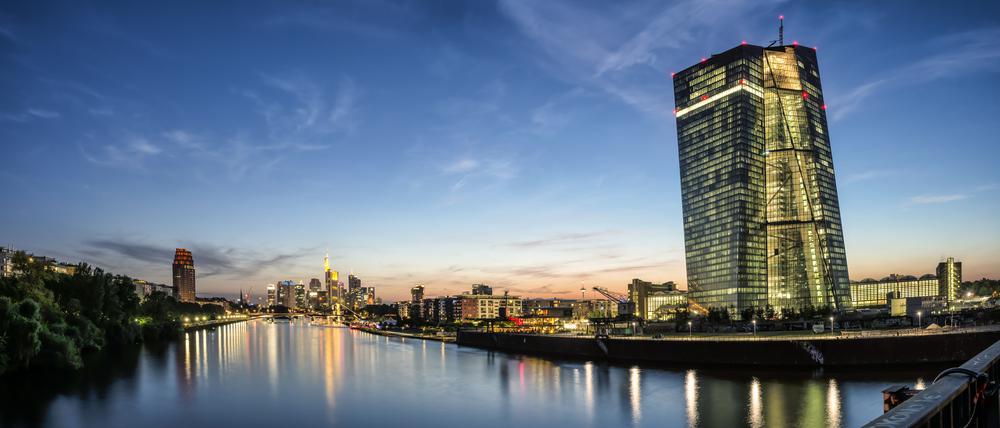 Die Frankfurter Skyline mit dem Neubau der Europäische Zentralbank im Vordergrund.