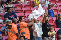 "Temer raus", steht auf dem Plakat, das die Rio-Ordner einer Protestantin beim Fußballspiel der Frauen (Deutschland gegen Kanada) entreißen