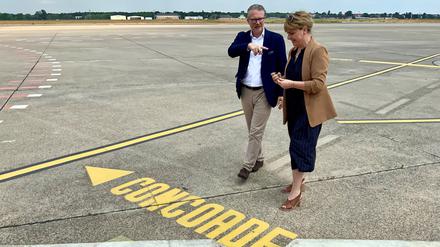 Die Geschäftsführung der Tegel Projekt GmbH: Philipp Bouteiller und Gudrun Sack auf dem Vorfeld bei der Bodenmarkierung für den Überschallflieger Concorde