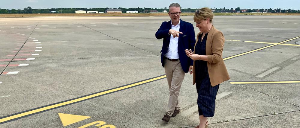 Die Geschäftsführung der Tegel Projekt GmbH: Philipp Bouteiller und Gudrun Sack auf dem Vorfeld bei der Bodenmarkierung für den Überschallflieger Concorde
