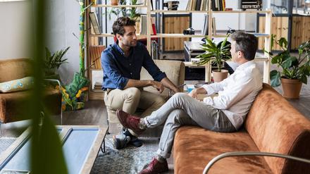 Two businessmen having a discussion in loft office model released Symbolfoto property released PUBLICATIONxINxGERxSUIxAUTxHUNxONLY GIOF04959  