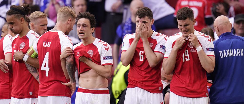 Entsetzen im Gesicht. Die dänischen Spieler schirmen nach dem Zusammenbruch von Christian Eriksen ihren Mitspieler ab.