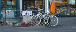 Ein weißes Geisterrad erinnert am U-Bahnausgang Samariterstraße an die gestorbene Radfahrerin. 