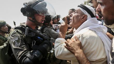 Palästinenser und israelische Soldaten stoßen in Ramallah aneinander, August 2018.