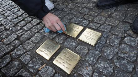 Stolpersteine putzen in Berlin. 