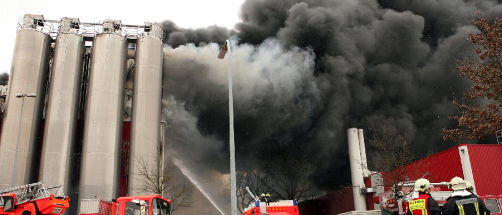 Reifenfabrik brennt
