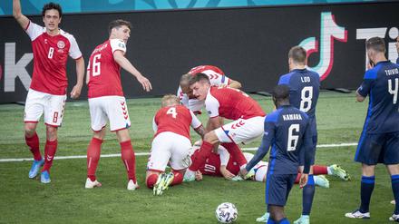 Der Moment, kurz nachdem Christian Eriksen auf dem Platz zusammengebrochen ist. 