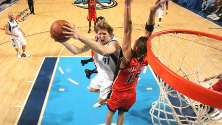 Dirk Nowitzki (links)