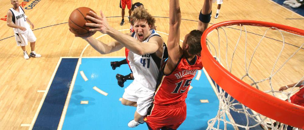 Dirk Nowitzki (links)