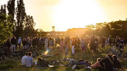 Menschen tanzen am Ende eines sonnigen Wochenende im Tempelhofer Feld in Berlin am 13. Juni 2021. Sonniges Wochenende in Berlin *** People dance at the end of a sunny weekend at Tempelhofer Feld in Berlin on June 13, 2021 Sunny weekend in Berlin 