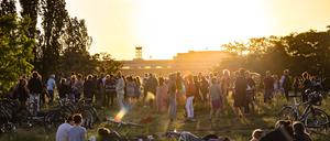 Menschen tanzen am Ende eines sonnigen Wochenende im Tempelhofer Feld in Berlin am 13. Juni 2021. Sonniges Wochenende in Berlin *** People dance at the end of a sunny weekend at Tempelhofer Feld in Berlin on June 13, 2021 Sunny weekend in Berlin 