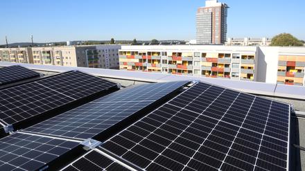 Photovoltaikanlage. Große Dachflächen auf kommunalen Wohnbauten bieten Platz für Solar- und Photovoltaikanlagen.