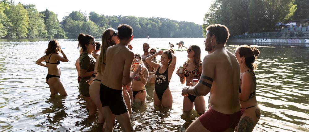 Menschen entspannen und tanzen im Wasser am Schlachtensee im Stadtteil Zehlendorf während der Coronavirus-Pandemie am 3. Juni 2021 in Berlin, Deutschland.