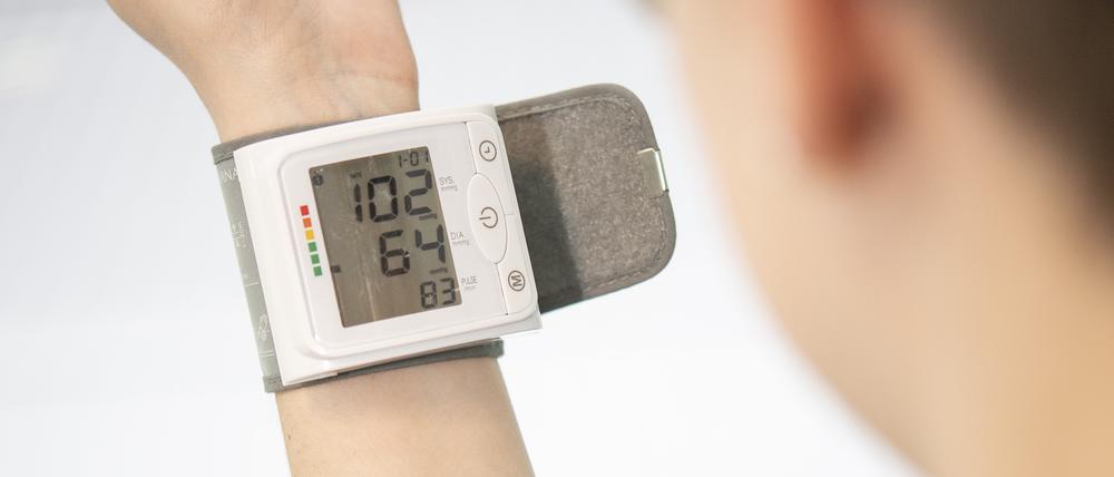 Der Blutdruck wird traditionell mit zwei Werten gemessen – dem systolischen oben und dem diastolischen unten.