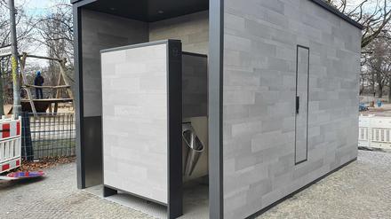 Ungewollte Einblicke. An vielen Stellen der Stadt gibt’s Protest gegen diese Toilettenanlage. Sie soll auch in der Nähe des Bayerischen Platzes gebaut werden.