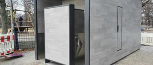 Ungewollte Einblicke. An vielen Stellen der Stadt gibt’s Protest gegen diese Toilettenanlage. Sie soll auch in der Nähe des Bayerischen Platzes gebaut werden.