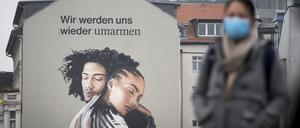 Wir werden uns wieder umarmen - ein Werbebild eines Schuhhändlers. 