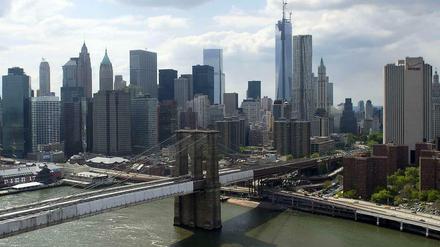 Die Skyline von New York mit der Brooklyn Bridge im Vordergrund.