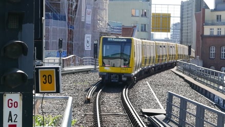 Bahnhof Gleisdreieck. Tafel "30" für Langsamfahrstelle Richtung Kreuzberg. Foto: Jörn Hasselmann